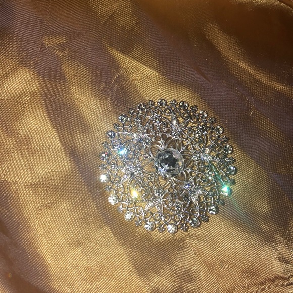 circular vintage pin with rhinestones - Picture 4 of 4
